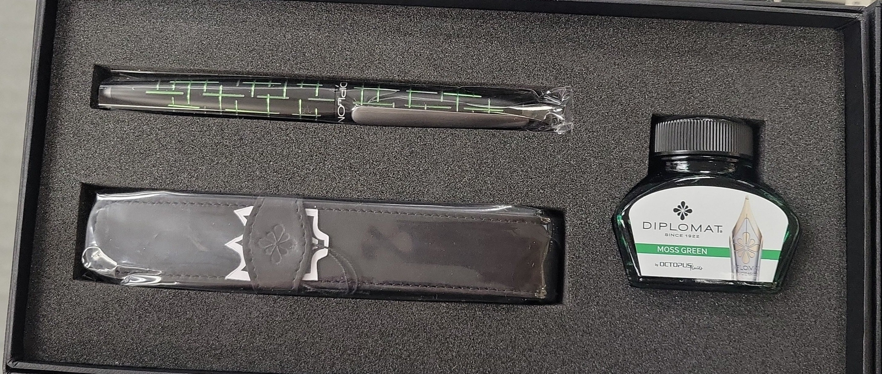 Diplomat Matrix Gift Set - Black/Green - Pen Boutique Ltd