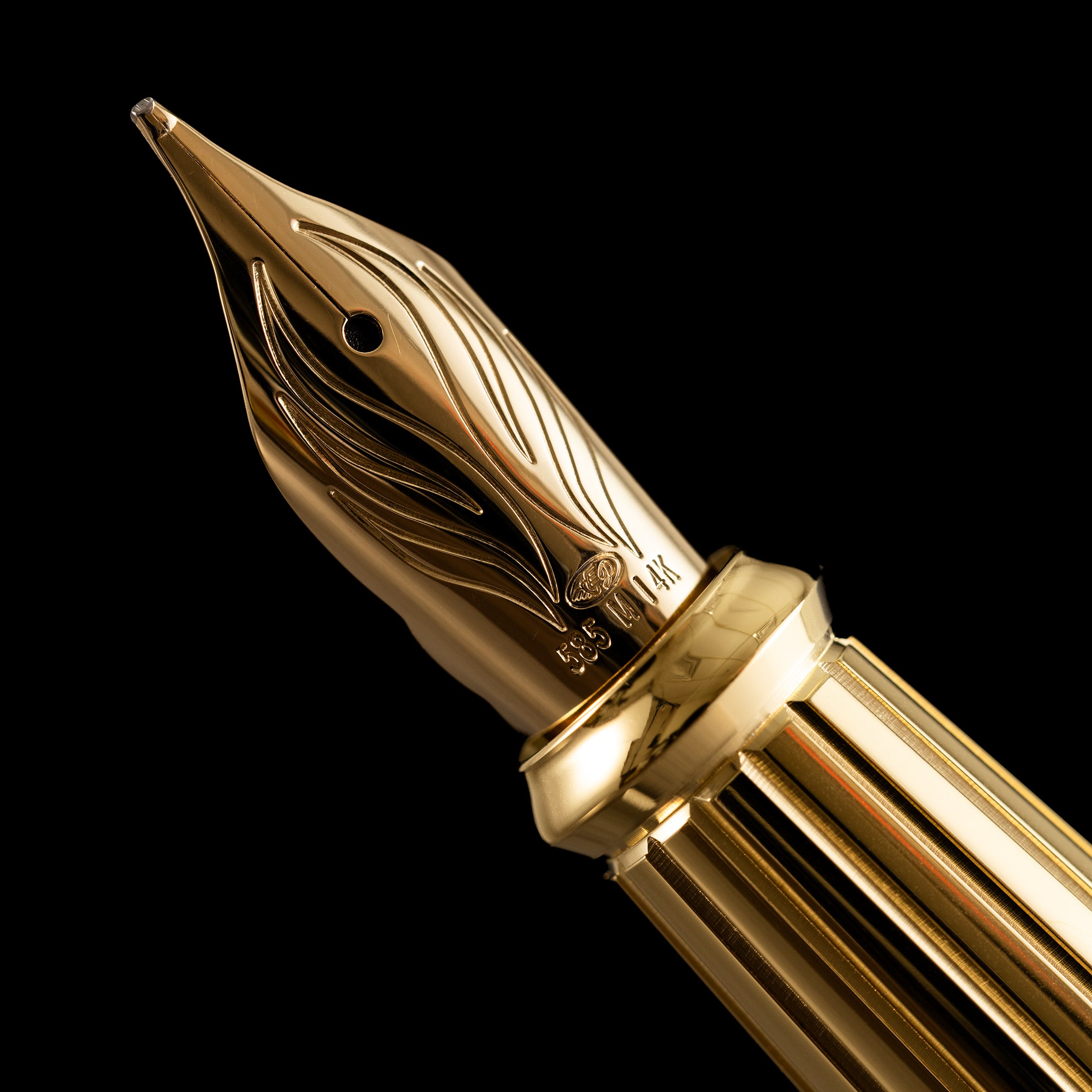 S T Dupont Line D Fountain Pen - Eternity - Mane Guilloche Red - Gold Trim (Large) - Pen Boutique Ltd