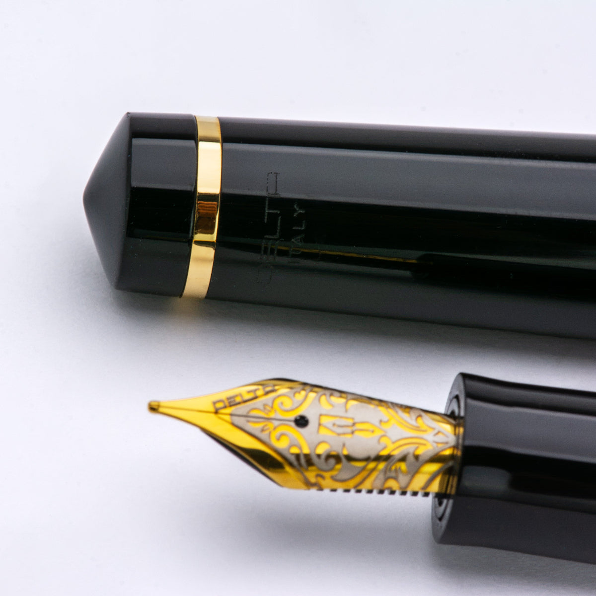 Delta Limited Edition Fountain Pen - Four Rings Crimson Night - Yellow Gold Trim - Steel Nib