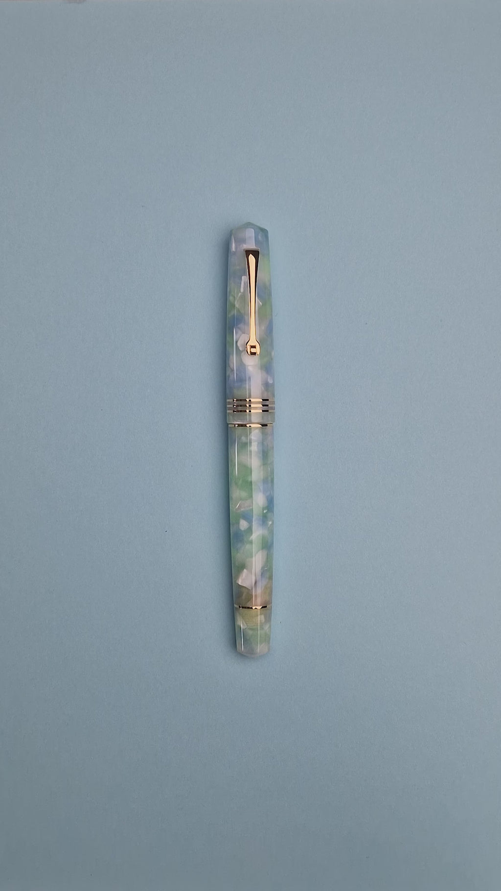 Leonardo Momento Zero Fountain Pen - Artica - Gold Trim Video Demo